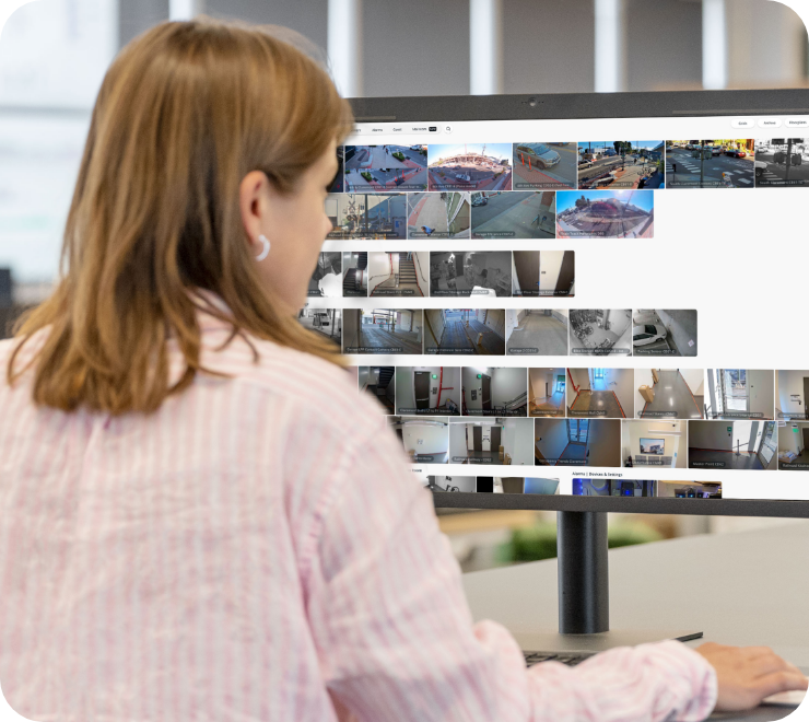 モニターで遠隔監視している写真