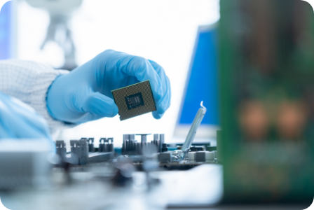 精密機械の製作現場の写真